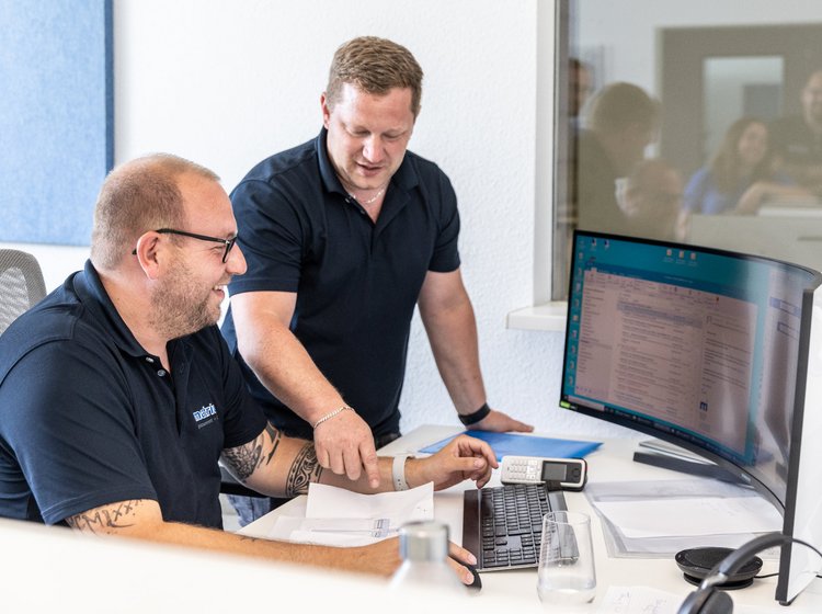 Zwei Männer bei der Projektbesprechung
