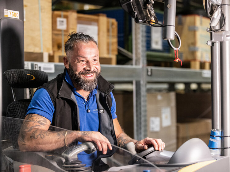 Ein Mann bei der Arbeit in der Produktion