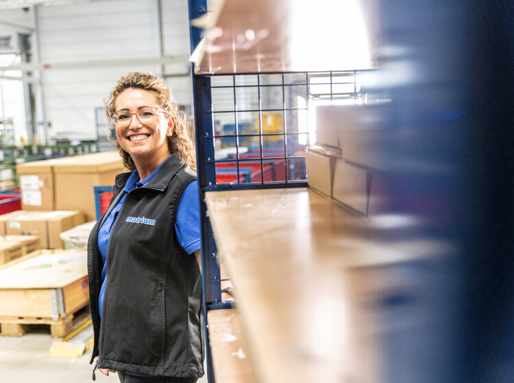 Eine Frau bei der Arbeit im Lager