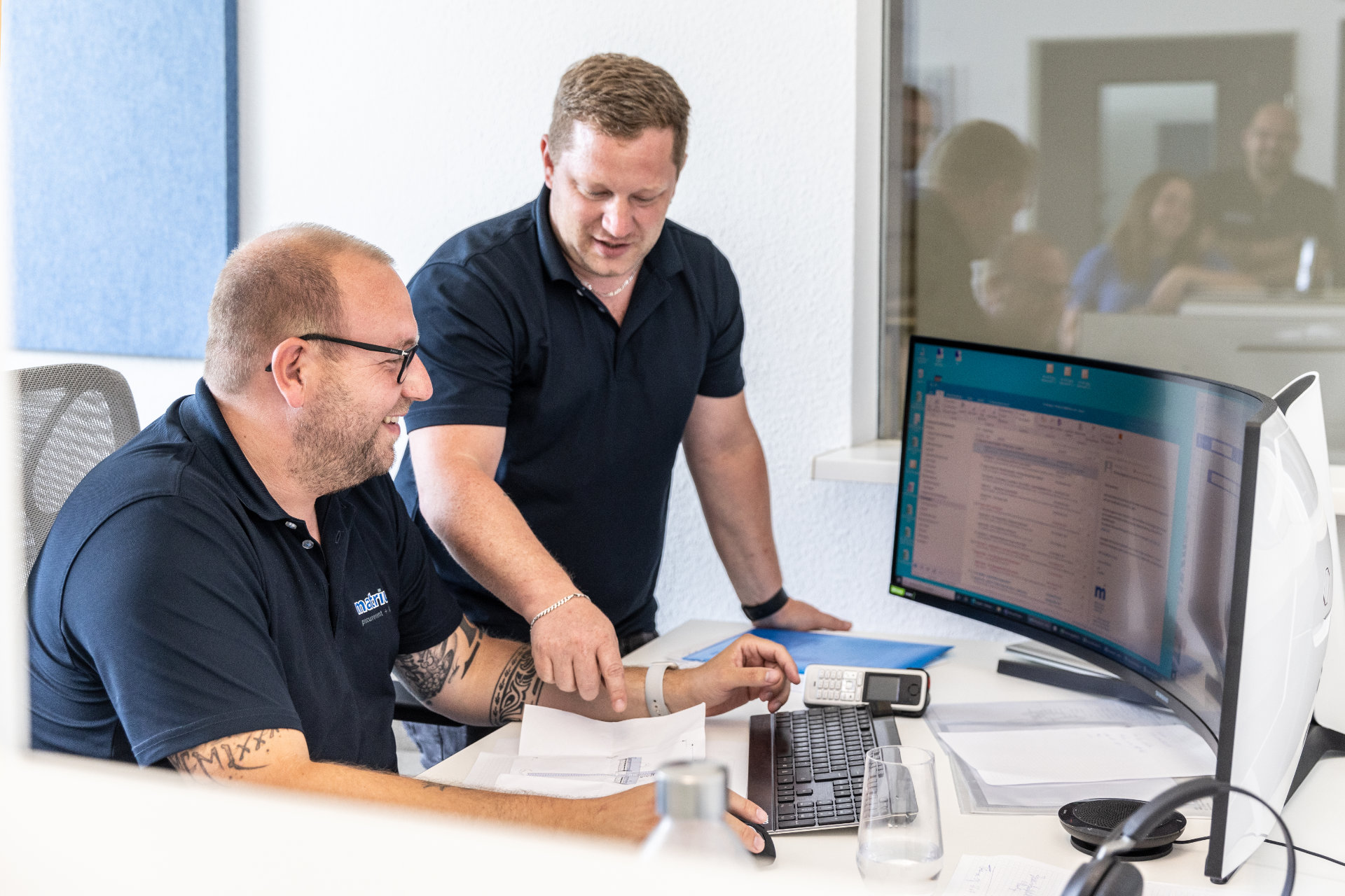 Zwei Männer im Büro die besprechen